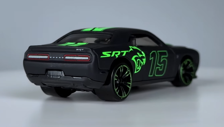 Тематична Машинка Hot Wheels '15 Dodge Challenger SRT Hellcat Neon