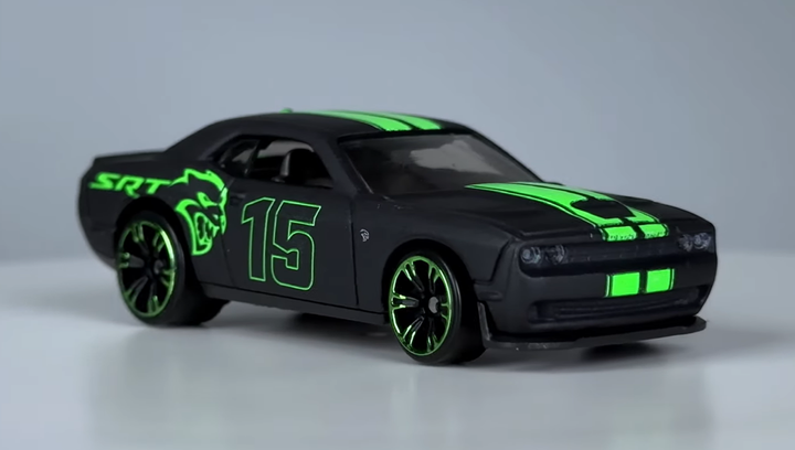 Тематическая Машинка Hot Wheels '15 Dodge Challenger SRT Hellcat