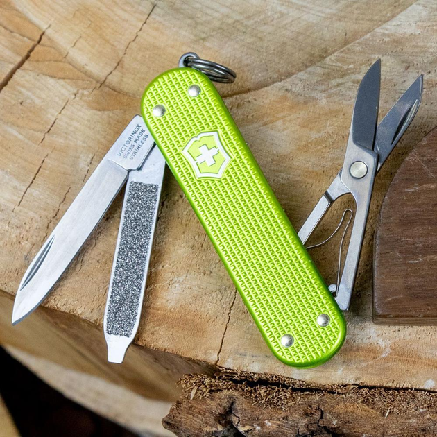 Складной нож-брелок VICTORINOX Classic Alox Lime Twist 5 функций 4 см, нержавеющая сталь X50CrMoV15 - изображение 1