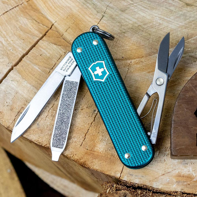 Складной нож-брелок VICTORINOX Classic Alox Wild Jungle 5 функций 4 см, нержавеющая сталь X50CrMoV15 - изображение 1