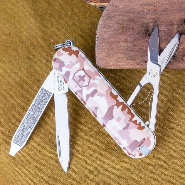 Складной нож-брелок VICTORINOX Classic Camo Beige 7 функций 4 см, нержавеющая сталь X50CrMoV15 - изображение 1