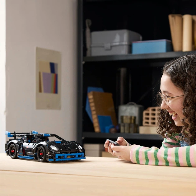 Конструктор LEGO Technic Автомобиль для гонок Porsche GT4 e