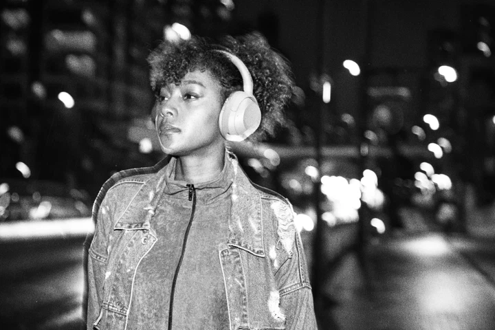 Навушники Sony Over-ear ULT WEAR BT 5.2, ANC, AAC, LDAC, Wireless, Mic, Білий (WHULT900NW.CE7) - Фото 5 Навушники Sony Over-ear ULT WEAR BT 5.2, ANC, AAC, LDAC, Wireless, Mic, Білий (WHULT900NW.CE7) - зображення 5