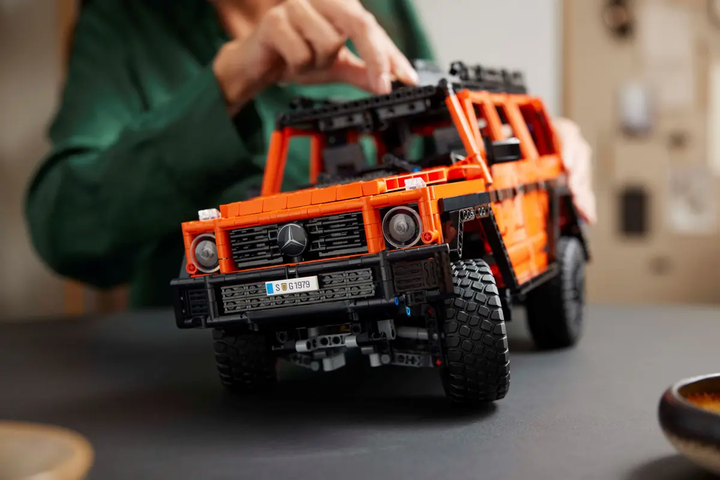 Zestaw klocków LEGO Technic Mercedes-Benz G 500 2891 elementy (42177) - obraz 11