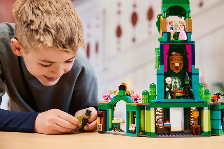 Zestaw klocków LEGO Wicked Bright 2024 Powitanie w Emerald City 945 elementów (75684) - obraz 9