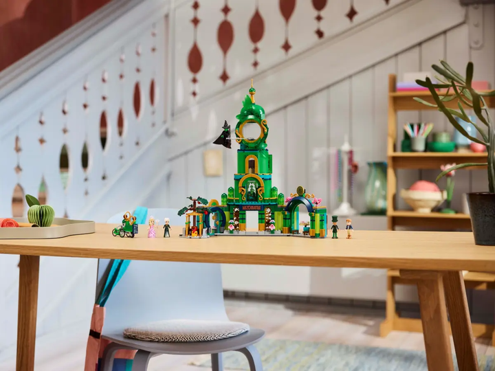 Zestaw klocków LEGO Wicked Bright 2024 Powitanie w Emerald City 945 elementów (75684) - obraz 11