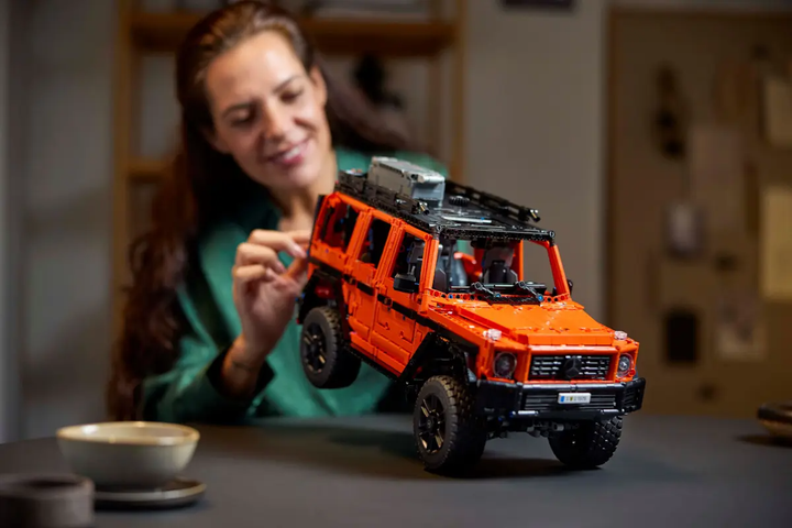 Конструктор LEGO Technic Mercedes-Benz G 500 2891 детали (42177) - изображение 6