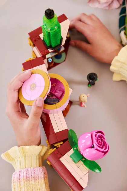 Конструктор LEGO Wicked Bright 2024 Общежитие Глинда и Элфаба 740 элементов (75683) - Фото 10 Конструктор LEGO Wicked Bright 2024 Общежитие Глинда и Элфаба 740 элементов (75683) - изображение 10