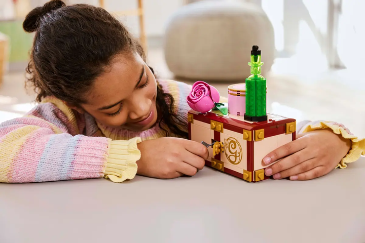 Конструктор LEGO Wicked Bright 2024 Общежитие Глинда и Элфаба 740 элементов (75683) - Фото 11 Конструктор LEGO Wicked Bright 2024 Общежитие Глинда и Элфаба 740 элементов (75683) - изображение 11