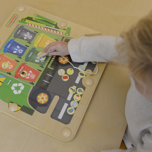 Магнітна дерев'яна дошка для дітей Masterkidz Монтессорі Сортування сміття вантажівка для переробки відходів (6955920012456) - зображення 4