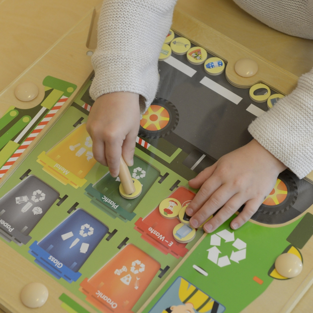 Магнітна дерев'яна дошка для дітей Masterkidz Монтессорі Сортування сміття вантажівка для переробки відходів (6955920012456) - зображення 6