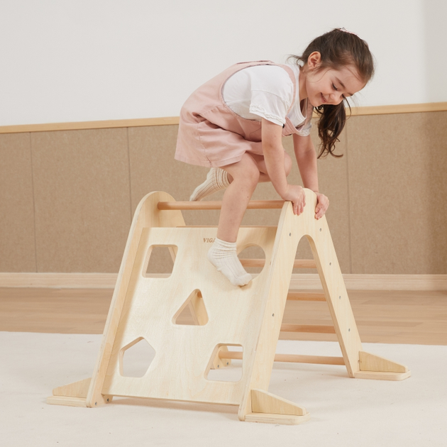 Деревя'на драбина Viga Montessori Pikler Трикутник для лазіння (6971608447082) - зображення 4