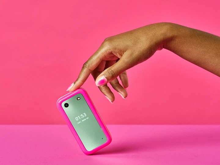 Мобільний телефон HMD Barbie Phone Pink (1GF030APC1L07) (359847200264050) - Уцінка - зображення 5