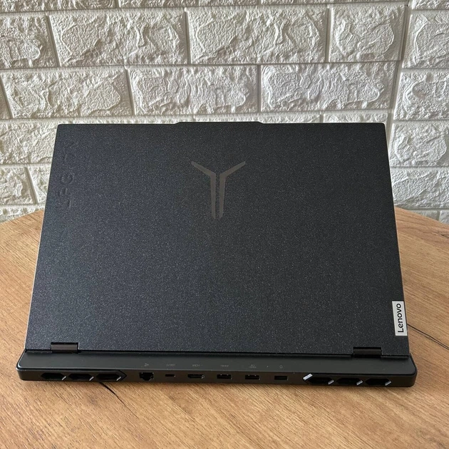 Ігровий ноутбук Lenovo Legion Pro 7 16IRX8H / 16" (2560x1600) IPS / Intel Core i9-13900HX (24 (32) ядра по 3.9 - 5.4 GHz) / 16 GB DDR5 / 512 GB SSD / nVidia GeForce RTX 4090, 16 GB GDDR6, 256-bit / WebCam б/в - Фото 3 Ігровий ноутбук Lenovo Legion Pro 7 16IRX8H / 16" (2560x1600) IPS / Intel Core i9-13900HX (24 (32) ядра по 3.9 - 5.4 GHz) / 16 GB DDR5 / 512 GB SSD / nVidia GeForce RTX 4090, 16 GB GDDR6, 256-bit / WebCam б/в - зображення 3