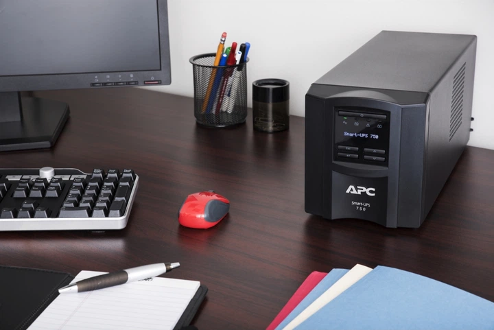 ИБП APC Smart-UPS 750VA LCD 230V (SMT750I) - Фото 3 ИБП APC Smart-UPS 750VA LCD 230V (SMT750I) - изображение 3
