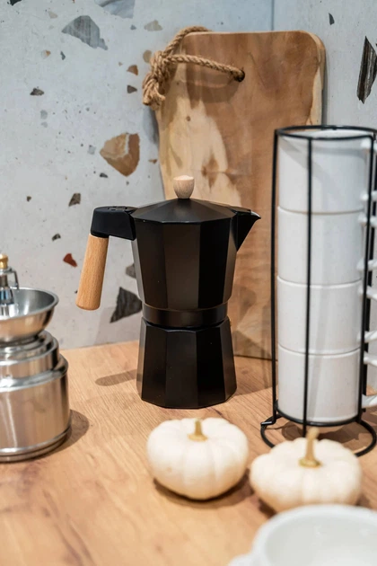 Гейзерна кавоварка Kinvara з дерев'яною ручкою на 9 чашок 300 мл чорна (8430852814296) - зображення 10