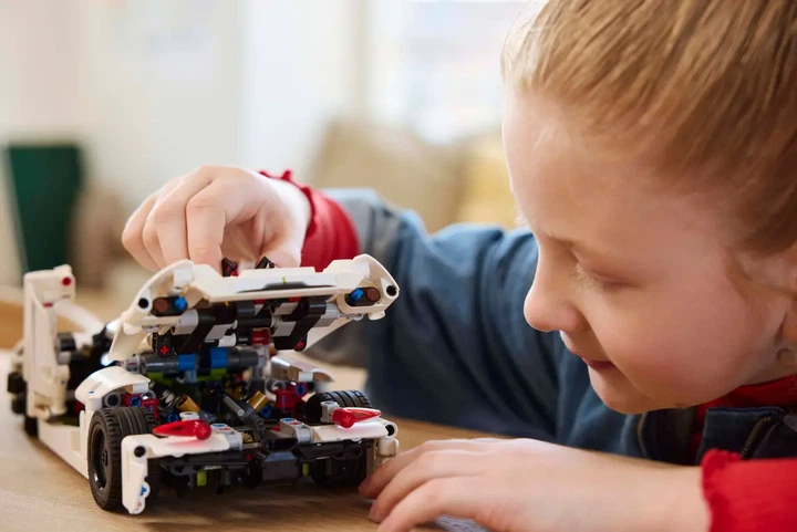 Конструктор LEGO Technic: Білий гіперкар Koenigsegg Jesko Absolut 801 елемент (42184) - зображення 11