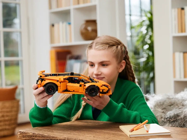Конструктор LEGO Technic: Оранжевый Lamborghini Huracán Tecnica 806 элементов (42196) - изображение 8