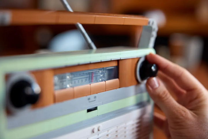 Zestaw klocków LEGO Icons Radio w stylu retro 906 elementów (10334) - obraz 11