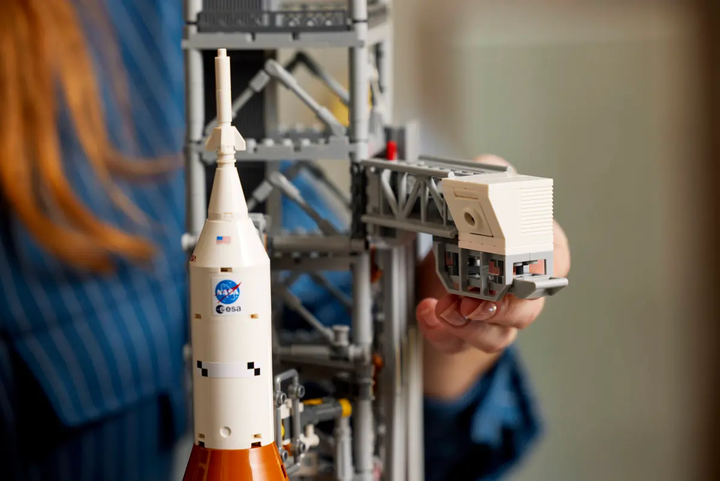 Конструктор LEGO Icons Ракета NASA Artemis SLS 3601 елемент (10341) - зображення 11