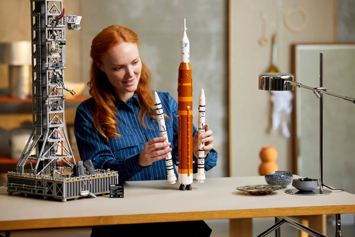 Конструктор LEGO Icons Ракета NASA Artemis SLS 3601 елемент (10341) - зображення 12