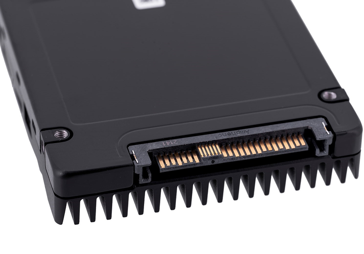 Dysk SSD Micron 7400 PRO 7.68GB U.3 NVMe PCIe 4.0 3D NAND (TLC) (MTFDKCC7T6TDZ-1AZ1ZABYY) - obraz 4