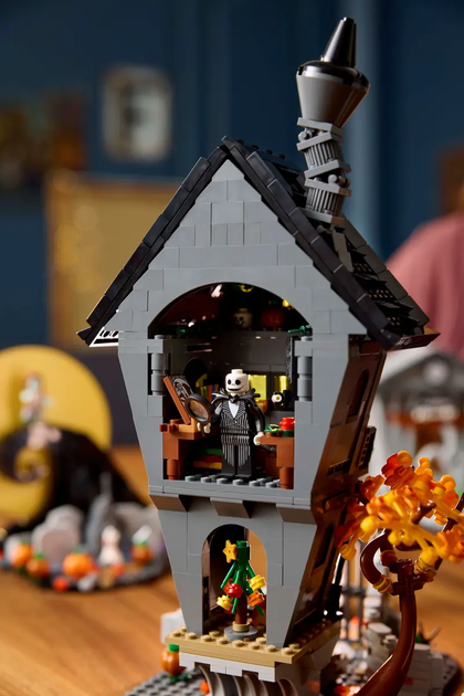 Zestaw klocków LEGO Ideas Disney: Miasteczko Halloween Tima Burtona 2193 elementów (21351) - obraz 11