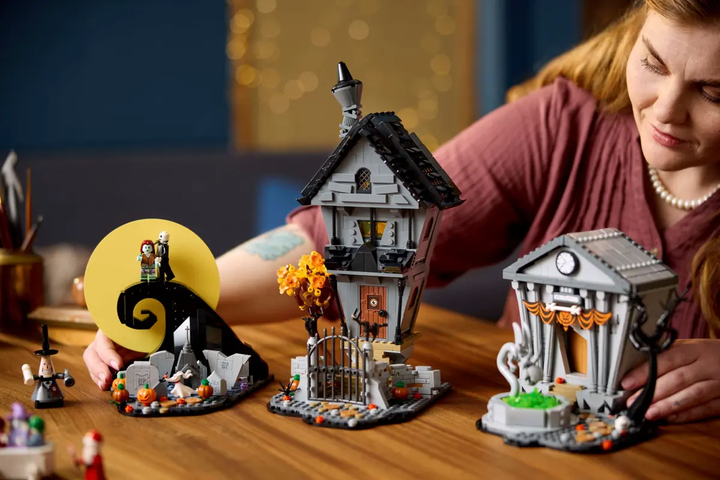 Zestaw klocków LEGO Ideas Disney: Miasteczko Halloween Tima Burtona 2193 elementów (21351) - obraz 12