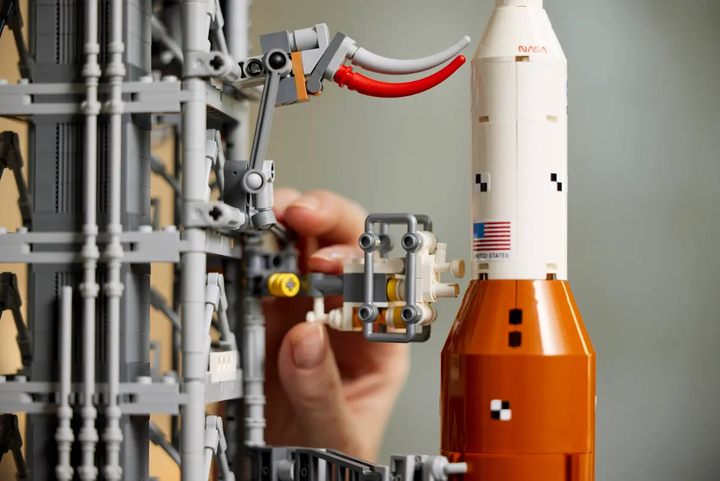 Конструктор LEGO Icons Ракета NASA Artemis SLS 3601 элемент (10341) - Фото 8 Конструктор LEGO Icons Ракета NASA Artemis SLS 3601 элемент (10341) - изображение 8