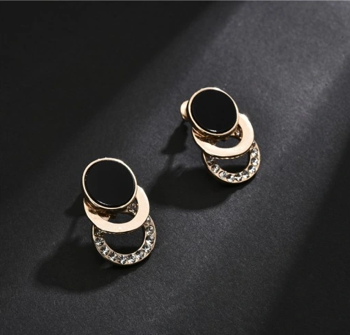 Золотисти сережки з чорним акцентом і цирконіями Bijoux-e - Фото 2 Золотисти сережки з чорним акцентом і цирконіями Bijoux-e - изображение 2