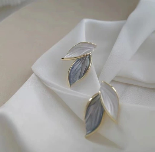 Елегантні сережки у формі листя – золото та перловий блиск Bijoux-e - Фото 4 Елегантні сережки у формі листя – золото та перловий блиск Bijoux-e - изображение 4