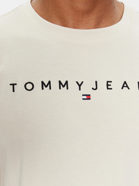 Футболка бавовняна довга чоловіча Tommy Jeans DM0DM17993-ACG S Бежева (8720645961369) - зображення 4