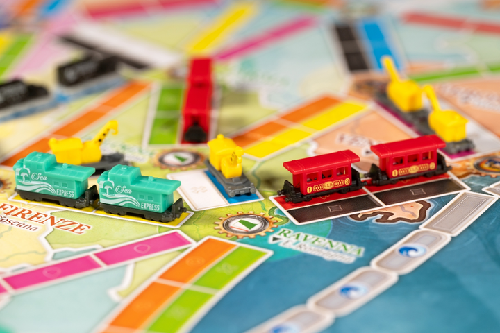 Додаток до настільної гри Days of Wonder Ticket to Ride: 20. Річниця Ексклюзивний набір потягів Червоний (0824968999165) - зображення 13