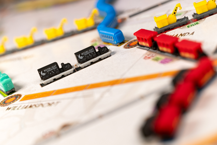 Додаток до настільної гри Days of Wonder Ticket to Ride: 20. Річниця Ексклюзивний набір потягів Червоний (0824968999165) - зображення 14