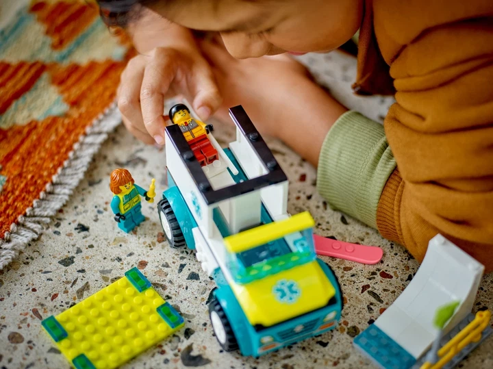 Конструктор Лего Сіті Швидка допомога та сноубордист Lego City 60403 - зображення 6