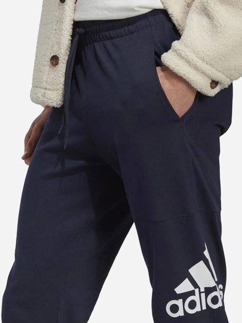 Spodnie dresowe męskie adidas ESS LGO T P SJ IC9428 M Granatowe (4066752224565) - obraz 4