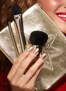 Подарунковий набір пензлів для макіяжу в косметичці Kiko Milano Joyful Holiday Unmissable Brushes Kit - Фото 2 Подарунковий набір пензлів для макіяжу в косметичці Kiko Milano Joyful Holiday Unmissable Brushes Kit - зображення 2