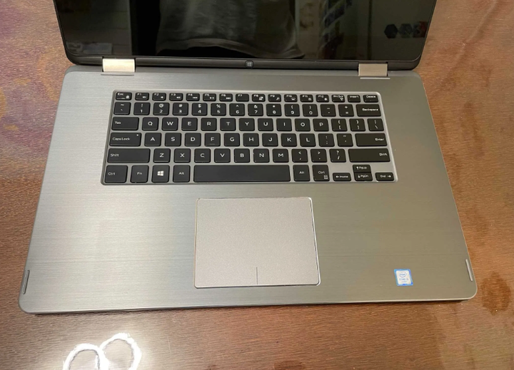 Ноутбук-трансформер Dell Inspiron 15 7568 / 15.6" (3840x2160) IPS Touch / Intel Core i7-6500U (2 (4) ядра по 2.5 - 3.1 GHz) / 8 GB DDR3 / 256 GB SSD / Intel HD Graphics 520 / WebCam б/в - Фото 4 Ноутбук-трансформер Dell Inspiron 15 7568 / 15.6" (3840x2160) IPS Touch / Intel Core i7-6500U (2 (4) ядра по 2.5 - 3.1 GHz) / 8 GB DDR3 / 256 GB SSD / Intel HD Graphics 520 / WebCam б/в - зображення 4