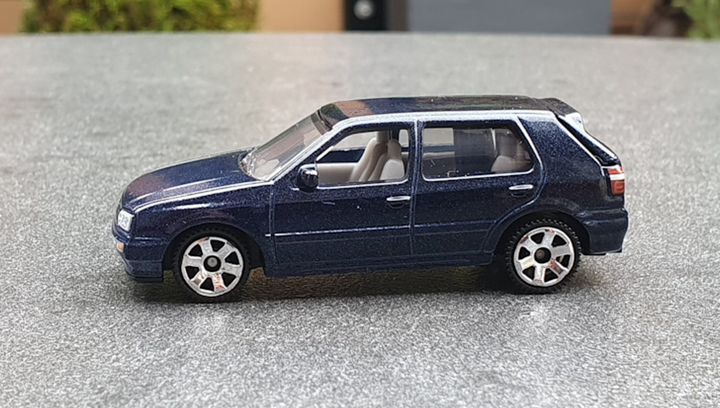 Тематична Машинка Matchbox 1995 Volkswagen Golf MK3 Moving Parts 1:64 FWD28/HVN08 Blue - Фото 4 Тематична Машинка Matchbox 1995 Volkswagen Golf MK3 Moving Parts 1:64 FWD28/HVN08 Blue - зображення 4