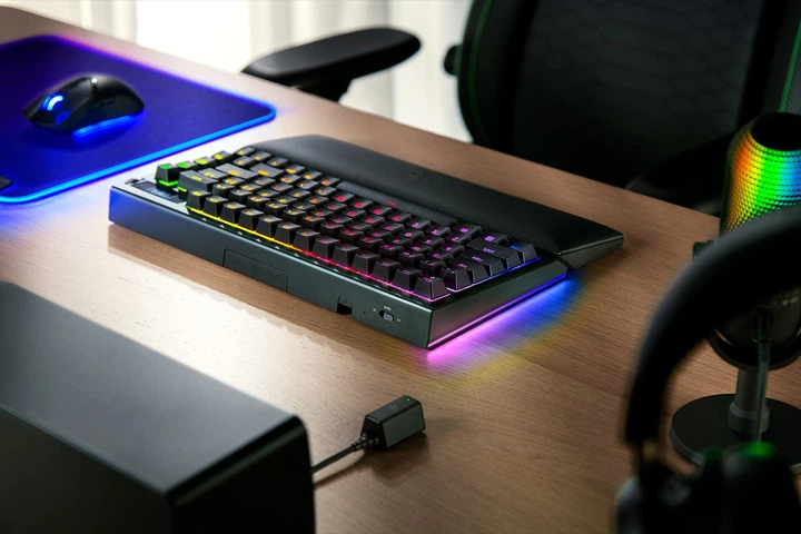 Клавіатура бездротова Razer BlackWidow V4 Pro Razer Mechanical Switches Orange Wireless/USB Black (RZ03-05130300-R3E1) - зображення 6