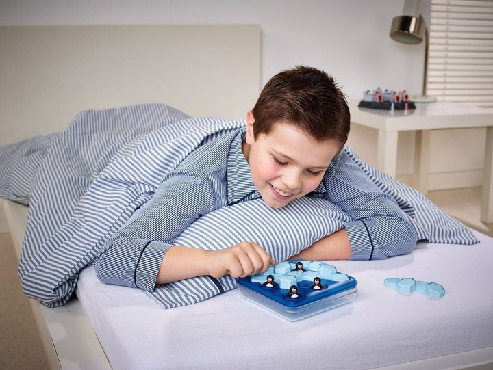 Gra planszowa IUVI Games 3D Puzzle Game Pingwiny na basenowej imprezie Wersja angielska (5414301518488) - obraz 4