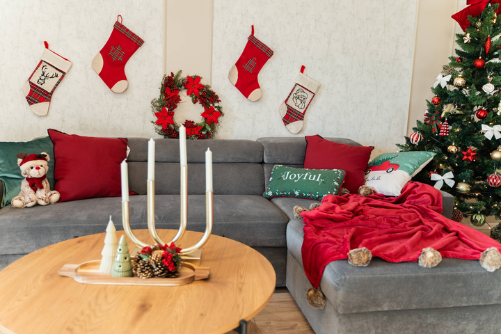 Miękki koc futrzak Douceur d'interieur Snowy z pomponami 125 x 150 cm Czerwony (3574386114059) - obraz 7
