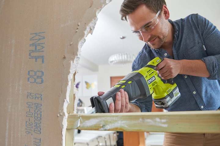 Пила Ryobi шабельна акумуляторна R18RS-0 ONE+ 18В пропил 200мм хід 28мм 2.4кг без АКБ та ЗП (5133002637) - Фото 4 Пила Ryobi шабельна акумуляторна R18RS-0 ONE+ 18В пропил 200мм хід 28мм 2.4кг без АКБ та ЗП (5133002637) - изображение 4