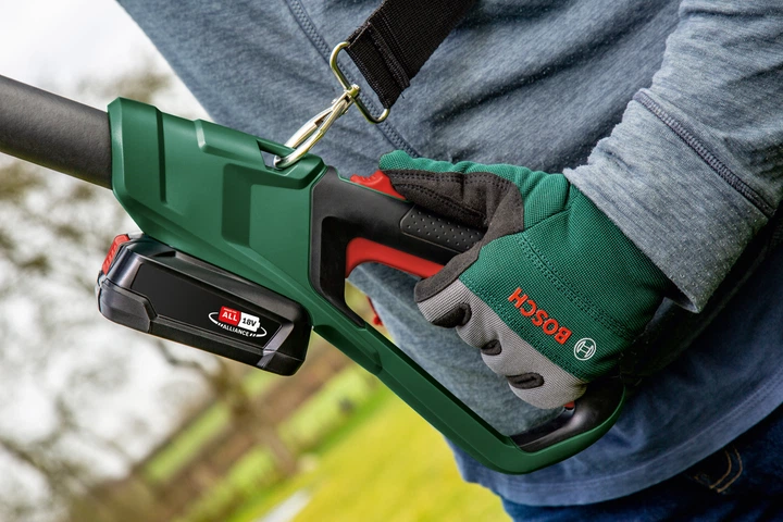 Akumulatorowe sekator teleskopowy Bosch UniversalChainPole 18 + olej do piły łańcuchowej 60 ml + 1 łańcuch tnący 20 cm (3165140888110) - obraz 7