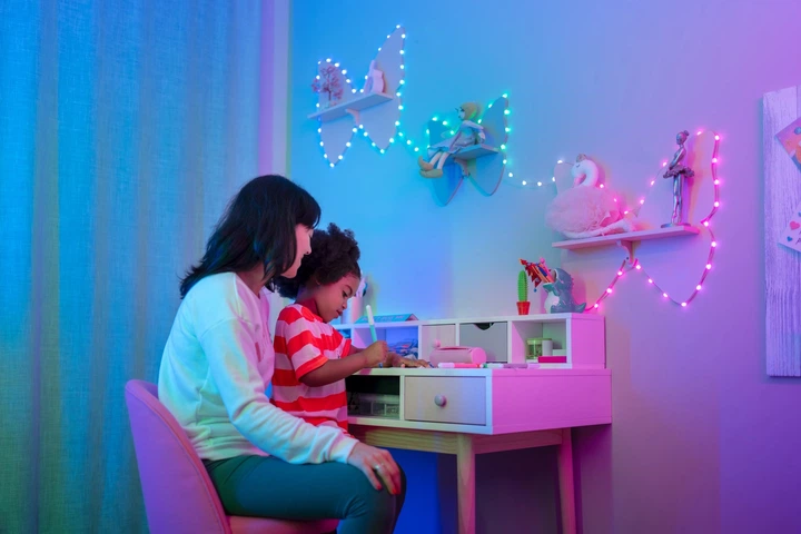 Світлодіодна Smart LED гірлянда Twinkly Candies Heart RGB 100 IP20 6 м USB-C кабель Прозорий (TWKH100RGB-T) - зображення 4