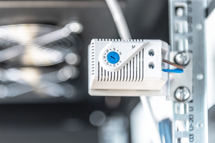 Sufitowa jednostka chłodząca do szaf serwerowych Digitus Unique & Varioflex-N 4 x Fans Black (DN-19 FAN-4-B-N) - obraz 6