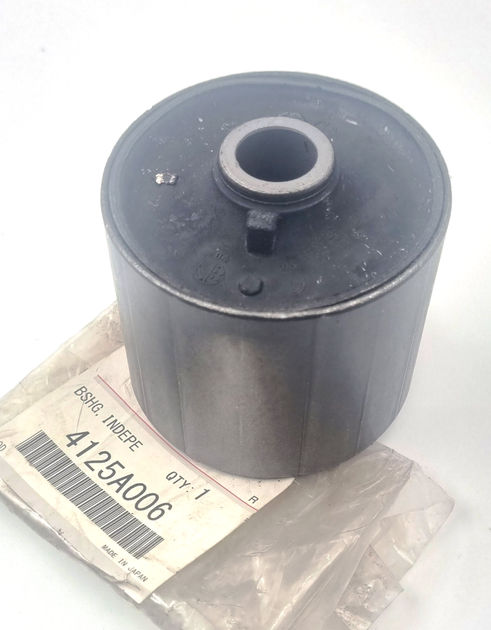 Оригінальний сайлентблок заднього продольного важеля 4125A006