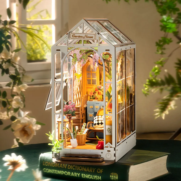 Model do składania Robotime Little Story Domek Ogrodowy Led (6946785119145) - obraz 2