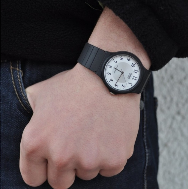 Часы CASIO MQ-24-7B3LLEF в черно-белом исполнении для ношения на ...