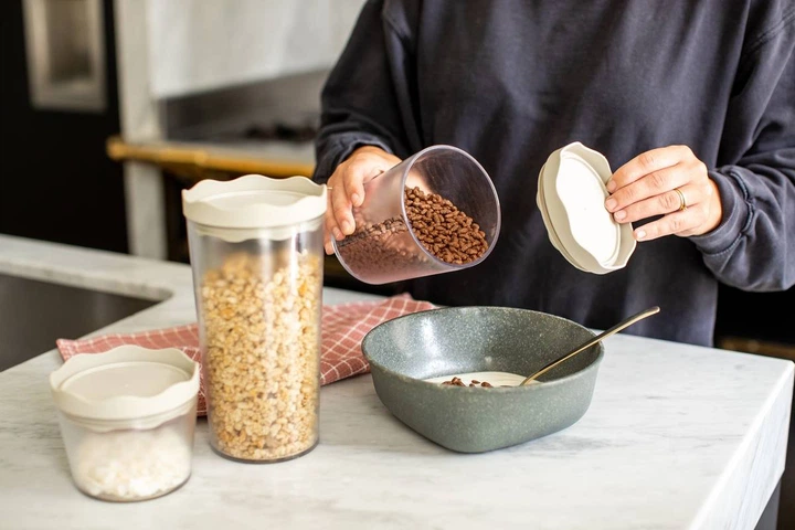 Контейнер для продуктів Koziol Prince M пластиковий герметичний nature desert sand 750 мл (4002942563694) - зображення 4